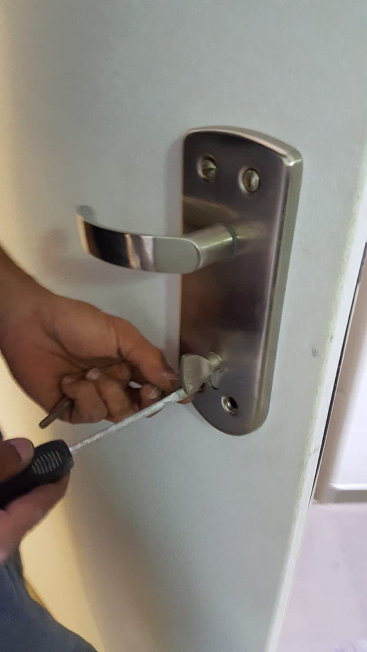 תיקון והתקנת ידית ומנעול דלת